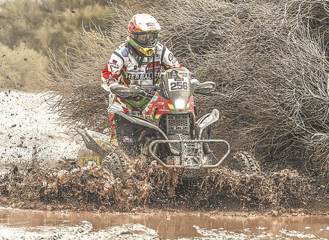 Chuquisaqueño. Wálter Nosiglia pasa por el barro durante la etapa de ayer.