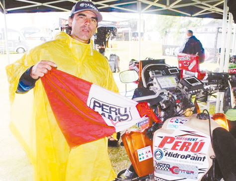Destacado. Una fotografía del piloto peruano Enrique Umbert, al lado de su cuadriciclo en el Dakar.