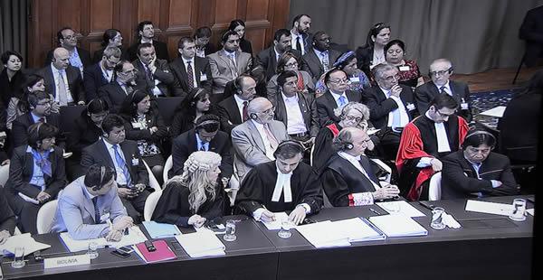 El equipo jurídico boliviano expresó fluidamente las bases por las que la Corte Internacional de Justicia es competente.