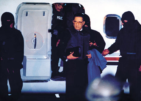1995. García Meza llega al país para cumplir una condena por delitos como el de la matanza de 1981.