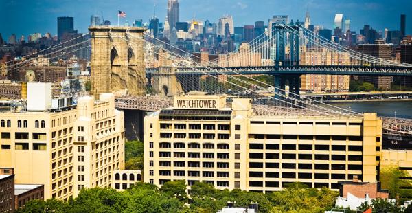 El letrero "Watchower" encabeza el que es uno delos edificios más icónicos del barrio de Brooklyn Heights en Nueva York