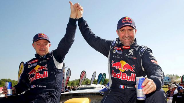Stephane Peterhansel (dcha.) festejando el triunfo con su copiloto Jean Paul Cottret. Foto: Reuters
