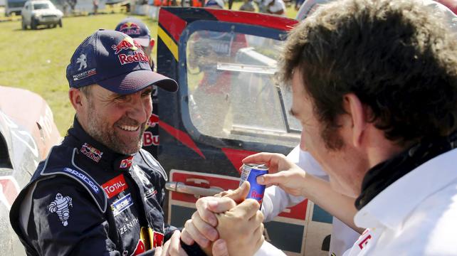 Stephane Peterhansel recibiendo el primer saludo tras su llegada. Foto: Reuters