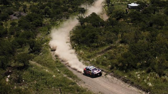 Una fotografía aérea del francés Stephane Peterhansel, ganador de la versión 2016. Foto: Reuters