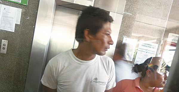 Elías Chambi Mamani cuando ayer entraba al Palacio de Justicia para asistir a la audiencia cautelar frente a un juez.