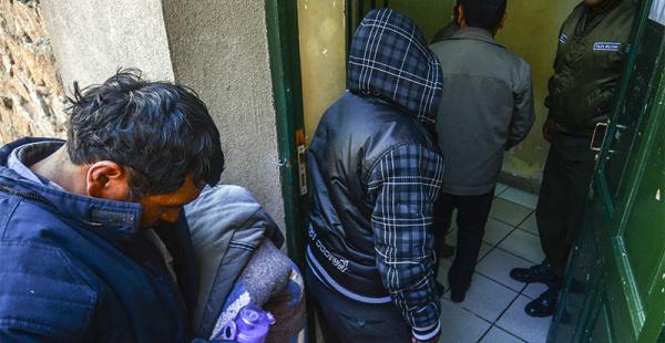 el tema se convierte   en una brasa  que quema   para los administradores de justicia Los acusados deberán esperar algunas horas más para la audiencia cautelar
