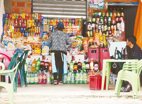 Oferta. Este quiosco no solo ofrece dulces, galletas y otros a sus clientes, sino también bebidas alcohólicas, en Achocalla.