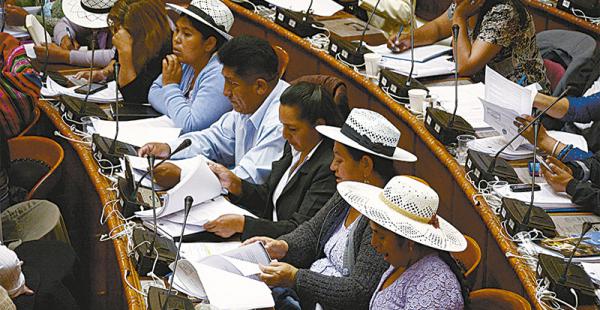 El momento de la aprobación del jucio contra dos opositores