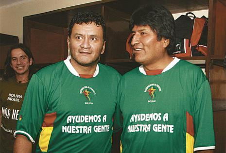Marco Antonio Etcheverry, junto con un grupo de exfutbolistas, generalmente acompañan al presidente cuando entrega obras deportivas en diferentes pueblos, donde organizan partidos.
