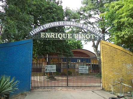 Normal cierra 5 especialidades por alto desempleo de maestros