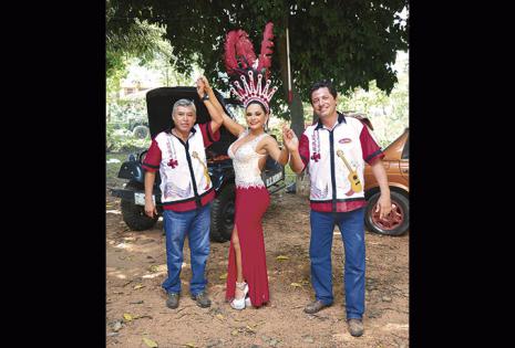 Con su reina. Humberto Flores, Paola Toulier Y Roly Vargas