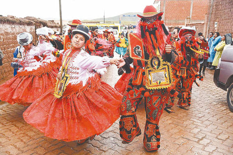 Danza. Los bailarines lucieron las vestimentas tradicionales del ch’uta, con colores según el bloque.