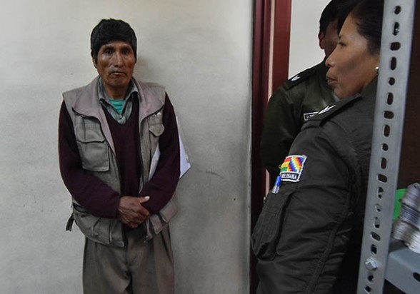 Uno de los cuatro últimos dirigentes campesinos detenidos por el caso del Fondo Indígena, en oficinas de la Policía, ayer. -   Apg Agencia
