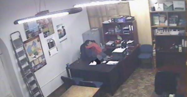 Dos personas tienen relaciones sexuales en la Gobernación de Oruro