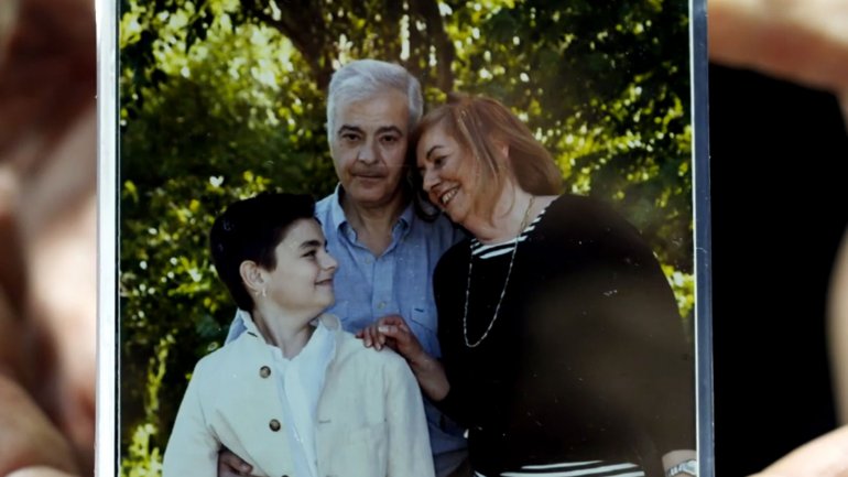 Diego junto a sus padres