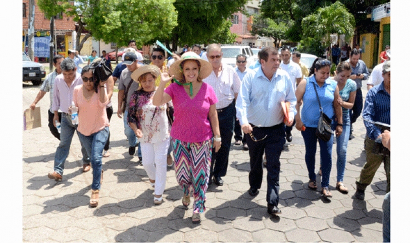 MARCHA.  La presidenta del Concejo Municipal, Angélica Sosa, junto a funcionarios y vecinos marcharon hasta el hospital Bajío del Oriente donde hubo acuerdos. 