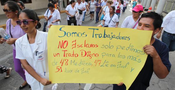 Los médicos marcharon este lunes en señal de protesta por los contratos eventuales que la Alcaldía los presiona para firmar