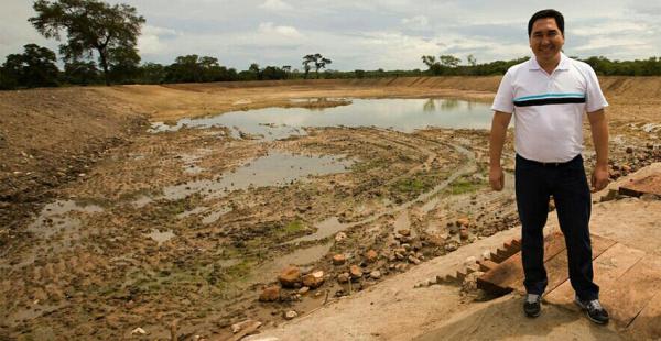 El alcalde Germaín Caballero en la represa hecha para captar agua de lluvia