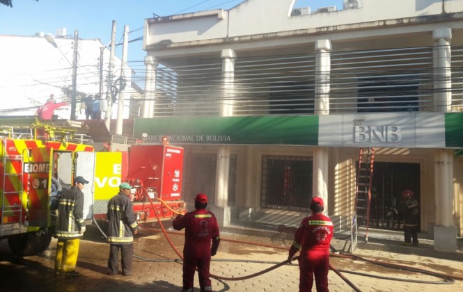 Incendio consume segundo piso del Banco Nacional en Trinidad