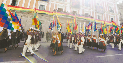 Concurrencia. El presidente Evo Morales acompañó desde el palco del Palacio de Gobierno el desfile cívico y militar en la plaza Murillo.