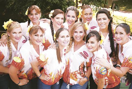 LAS DAMAS PICHONAS. luciendo una de las casacas con diseño de franz coscío, integrante de la agrupación coronadora