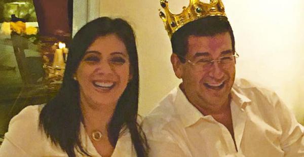 EL AGASAJADO CON SU ESPOSA.  gRACIELA ANGLARILL Y qUITO VELASCO