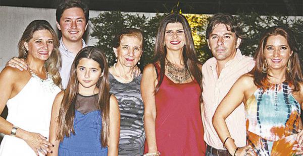 /CON LA CUMPLEAÑERA. ‘Pachita’ Castedo, Rodrigo Maclean, Victoria Bacarreza, Ninòn De  Castedo, Carola Castedo, Diego Castedo E Isabel Castedo