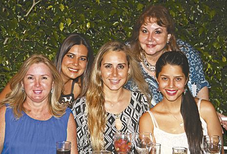 /SONRIENTES. Cecilia Montes, Giovanna Da Silva, Ana María Pessoa, Priscila De Oliveira Y Marioly Vaca Díez