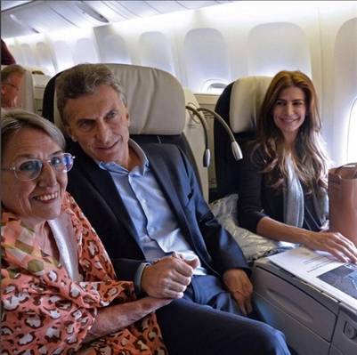 Juliana Awada, en el avión rumbo a Davos.