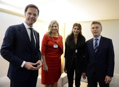 DAV01. DAVOS (SUIZA), 21/01/2016.- Fotografía cedida por la Presidencia de Argentina de el primer ministro de Holanda, Mark Rutte (i) la reina Máxima de Holanda (2i), la primera dama argentina, Juliana Awada (2d) y el presidente de Argentina, Mauricio Macri (d) hoy jueves 21 de enero de 2016, en el marco del Foro Económico Mundial en Davos (Suiza). EFE/PRESIDENCIA DE ARGENTINA/SOLO USO EDITORIAL/NO VENTAS