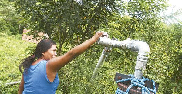 la electricidad, un gran paso ahora los vecinos esperan que el agua salga de los grifos En La Ripiera aguardan un motor que funcione con la electricidad con que ya cuentan