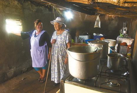 En Tatarenda Nuevo los habitantes celebran la electricidad y piden viviendas. Doña Raquel tiene 99 años de vida y disfruta de su familia, del canto de los pájaros y de la sombra fresca de los árboles