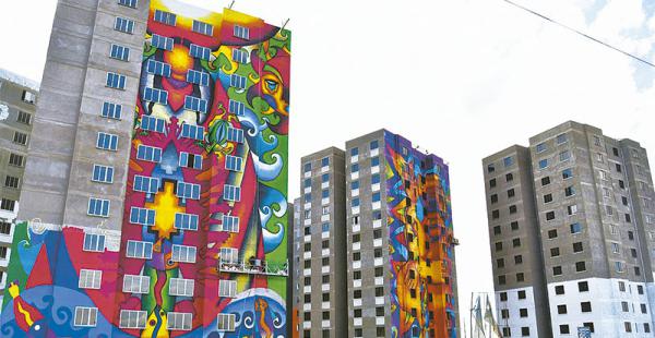 Cuatro meses trabajó el artista junto a 40 personas para pintar los siete edificios del condominio