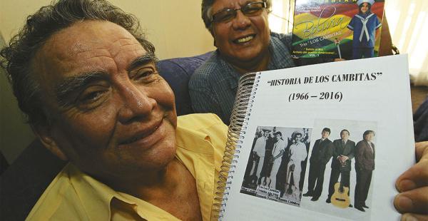 Armando Terceros y Jorge Suárez muestran un borrador del libro. Elmer Suárez no asistió a la entrevista porque estaba enfermo