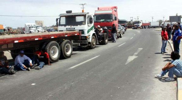 Camiones parados en la frontera por el conflicto en las aduanas chilenas.| Foto archivo - La Prensa Agencia