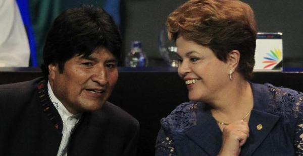 El presidente Evo Morales y su similar de Brasil, Dilma Rousseff, se reunieron este domingo en la capital francesa