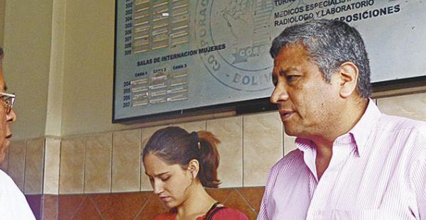 Hernán Cabrera estuvo ayer en el hospital Cossmil por el soldado