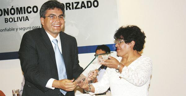 Pedro Riveros, ejecutivo de Inbolsa Ltda. de La Paz recibe el certificado OEA de manos de Ardaya