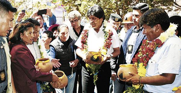 El presidente y el gobernador de Oruro, Víctor Hugo Vasquez, protagonizaron el acto de entrega