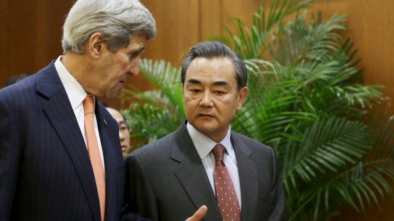 John Kerry junto a Wang Yi