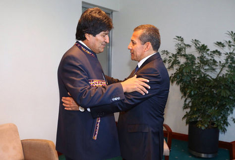 Morales (izq.) y Humala acuerdan avanzar en integración ferroviaria y carretera. Foto: Andina