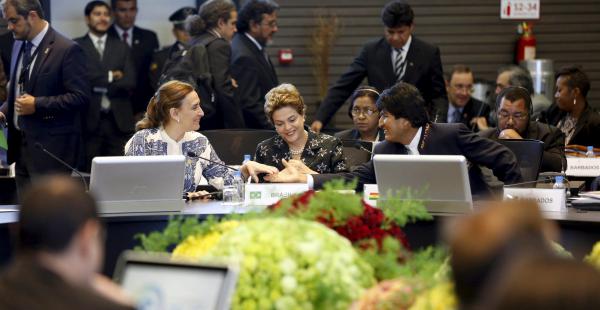El presidente boliviano junto a Dilma Rousseff, presidenta de Brasil y Gabriela Michetti, vicepresidenta de Argentina en la cumbre de la Celac