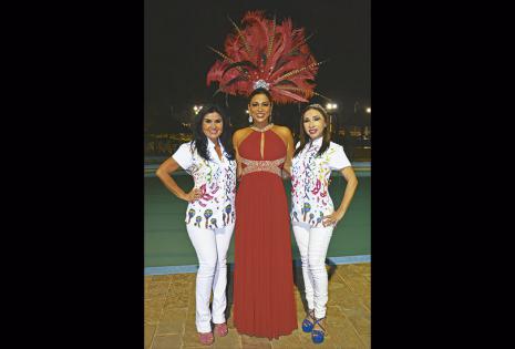 Tatiana Camacho (al centro) con Cindy Monasterio y Lilian Cuéllar