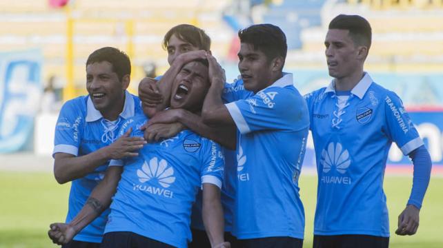 Rudy Cardozo, festejando junto a sus compañeros, el gol de la victoria ante Oriente Petrolero. Foto: APG