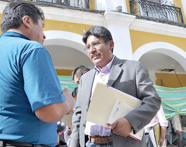 EL GOBERNADOR PATZI, AYER EN COCHABAMBA.