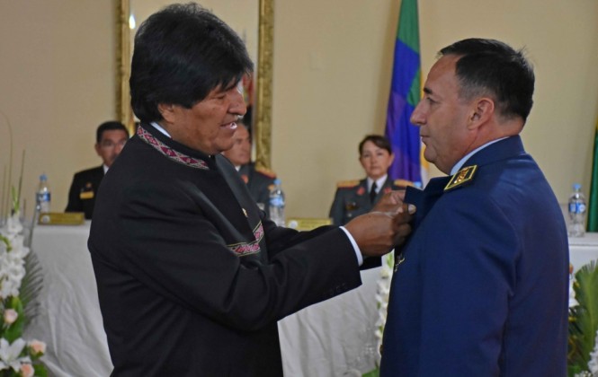 El Presidente expresa su confianza en las FFAA en momentos en que el comandante es acusado de irregularidades
