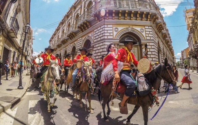 El jueves de compadres: Una tradición boliviana que abre el carnaval 2016 