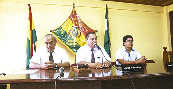 El juez Yaveta (centro) hizo conocer la decisión de la magistratura
