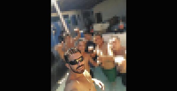 Una de las selfies que Gómez se tomó con sus amigos en la cárcel