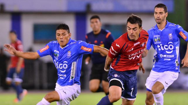 Hurtado sale a la marca de Bergese. El lateral de Blooming cumplió una regular actuación en el Capriles. Foto: APG
